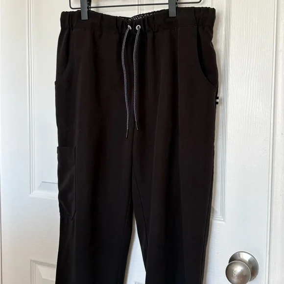 Beyond Scrubs Set - Women’s Black V-Neck Scrub Top Large and Drawstring Pant Med - Picture 12 of 12